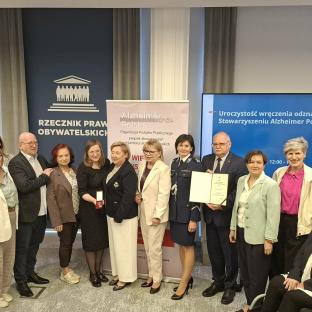 Alzheimer Polska team receiving award from Polish Ombudsman