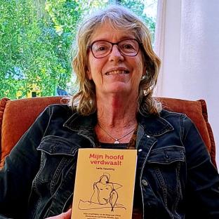 Laila Keuning holding her book