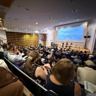 Crowd photo from DIAN family conference