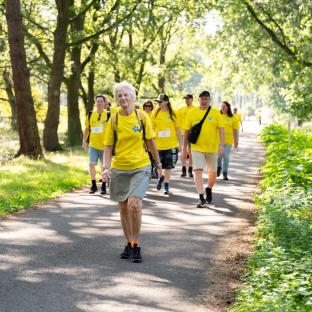 People walking through Alzheimer Nederland's “Unforgettable Kilometre"