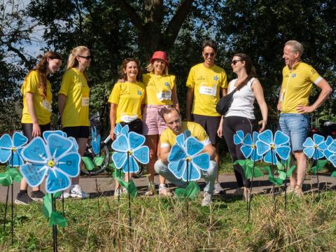 Alzheimer Nederland Memory Walk participants writing names on forget-me-not windmills