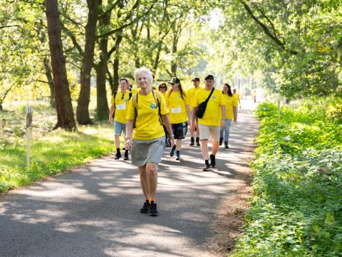 People walking through Alzheimer Nederland's "Unforgettable Kilometre"